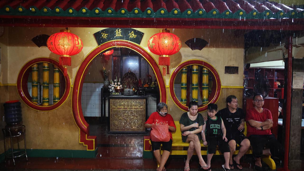 Ibadah Malam Imlek di Vihara Boen Tek Bio Tangerang