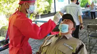 Swab test antigen di PT Tri Mega Baterindo, Sidoarjo, Jawa Timur, 26 Juli 2021.