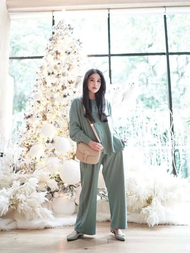 6 Tampilan Pohon Natal Megah Sandra Dewi yang Jadi Spot OOTD Favorit