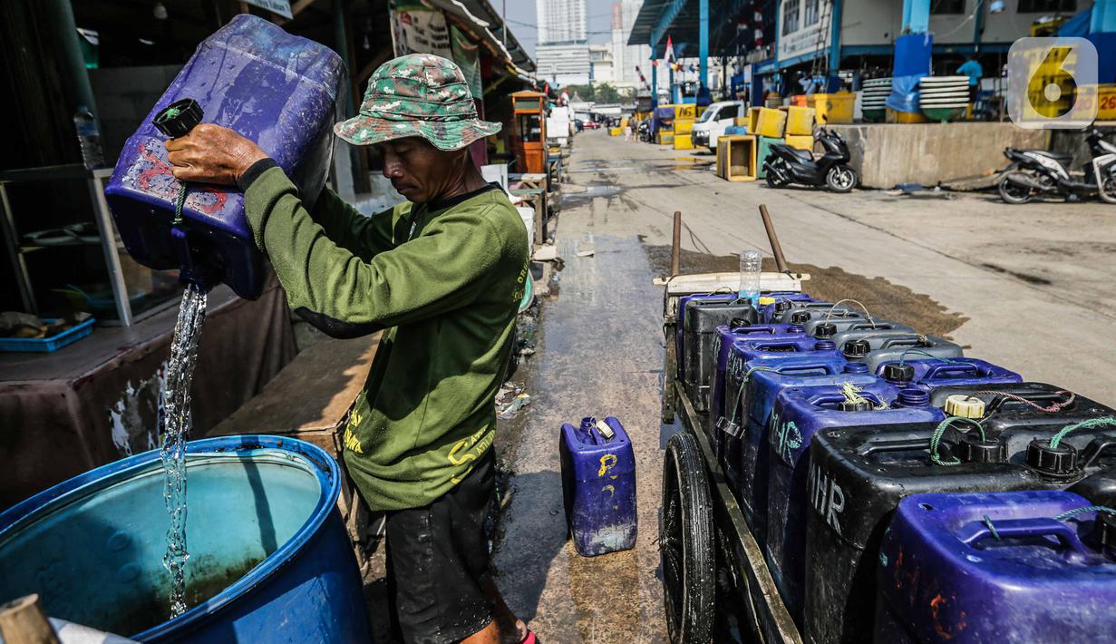 Penjual memenuhi drum atau wadah penyimpanan milik pembeli dengan air bersih yang dijualnya di Kawasan Muara Angke, Jakarta Utara, Rabu (30/8/2023). (Liputan6.com/Faizal Fanani)