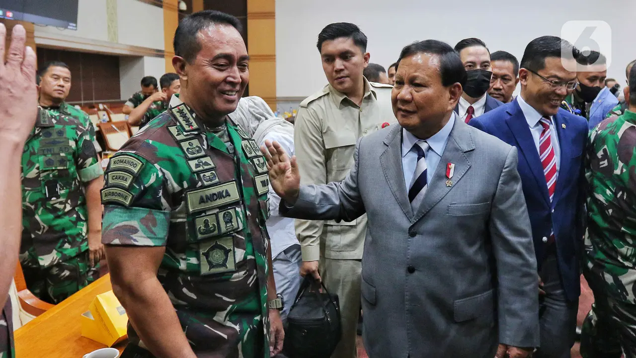 Momen Prabowo Rangkul KSAD Dudung dan Jenderal Andika di Hadapan Komisi I DPR