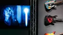 Wajah Hammet yang berdampingan dengan gitar koleksinya di pameran Museum Peabody Essex, Massachusetts, Rabu (9/8). Kebanyakan poster film milik Hammet ini merupakan film yang diproduksi tahun 1930an sampai 1970an. (AP/Michael Dwyer)