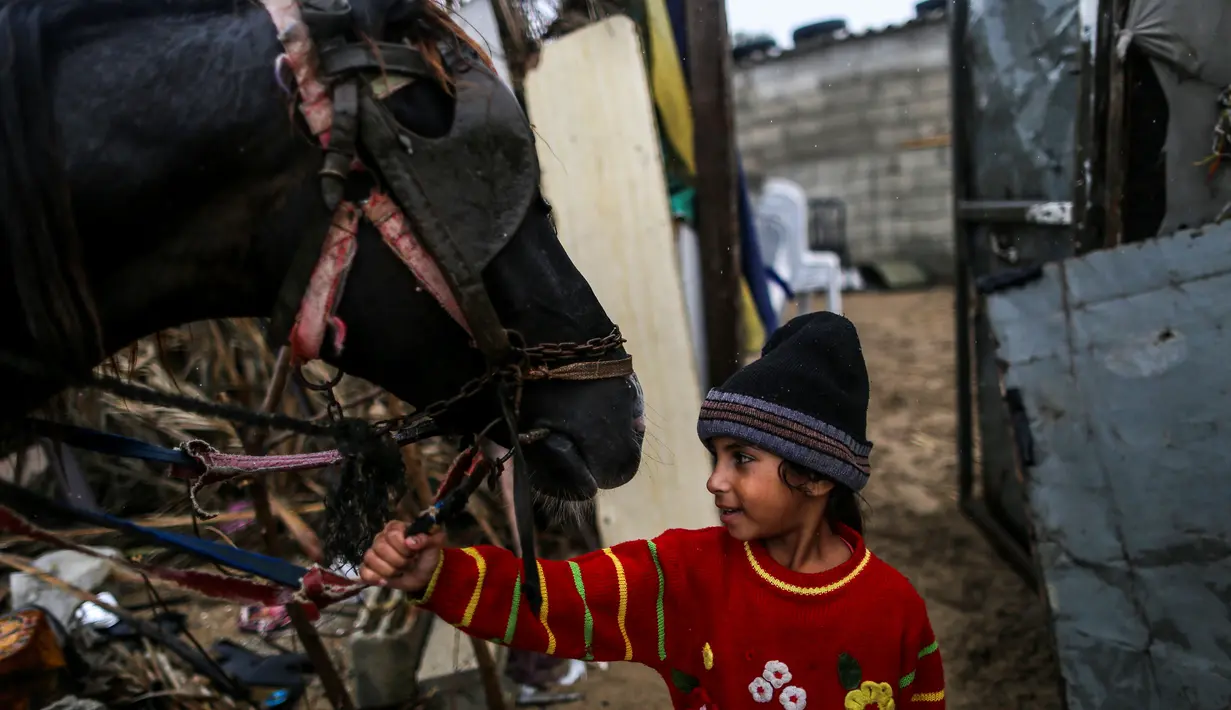 Seorang anak Palestina terlihat di area permukiman kumuh sebuah kamp pengungsi saat cuaca badai di Kota Khan Younis, Jalur Gaza selatan, pada 26 November 2020. (Xinhua/Yasser Qudih)
