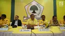 Ketua Harian Golkar, Nurdin Halid dan jajaran petinggi partai menggelar rapat pleno di kantor DPP Golkar, Jakarta, Selasa (21/11). Rapat digelar sebagai sikap atas penahanan Setya Novanto, yang menjadi tersangka kasus e-KTP. (Liputan6.com/Angga Yuniar)