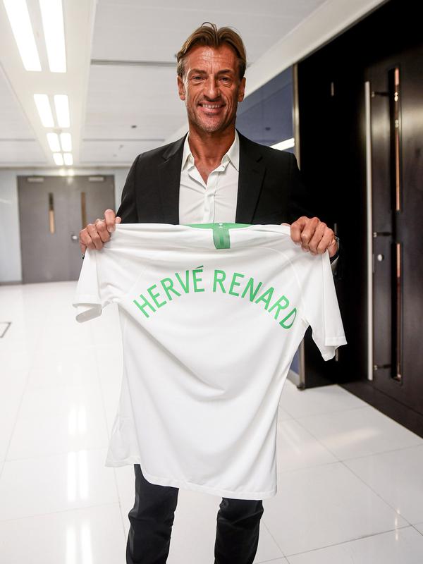 Pelatih asal Prancis, Herve Renard  berpose dengan jersey Timnas Arab Saudi dengan nama dirinya di Jeddah (5/8/2019). Renard mundur dari kursi pelatih Maroko setelah berada tiga setengah musim dan gagal melaju di babak 16 besar Piala Afrika. (AFP Photo/Amer Hilabi)