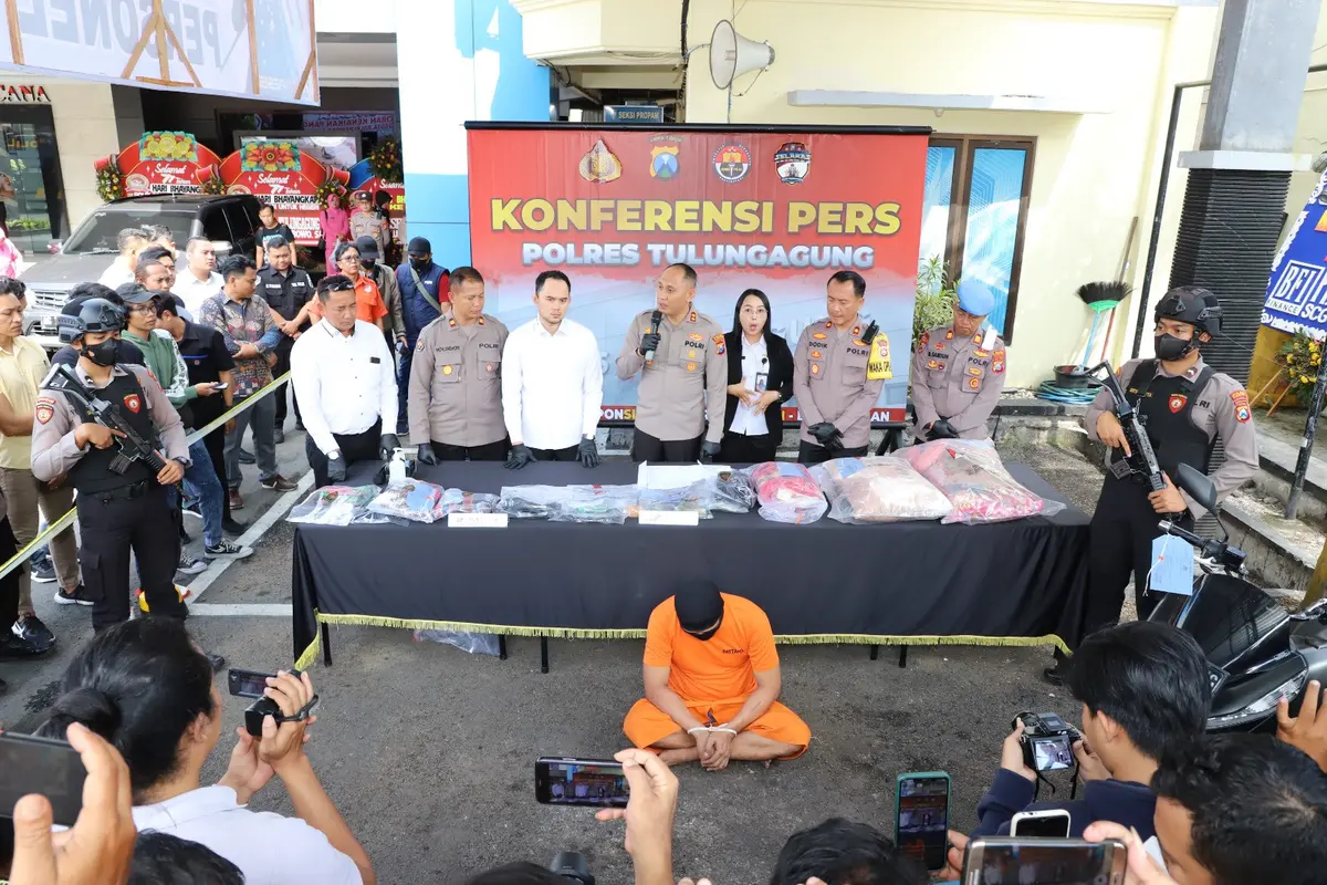 Tersangka pembunuhan pasutri saat diamankan di Mapolres Tulungagung. (Sumber foto: tulungagung.jatim.polri.go.id)