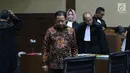 Mantan Bupati Kepulauan Sula Maluku Utara, Ahmad Hidayat Mus saat menjalani sidang dakwaan di Pengadilan Tipikor, Jakarta, (22/11).Ahmad Hidayat Mus tersangka dugaan pengadaan fiktif pembebasan lahan Bandara Bobong. (Liputan6.com/Helmi Fithriansyah)