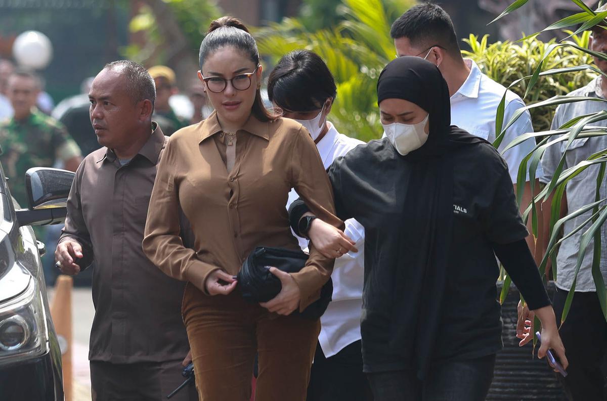 FOTO: Nikita dan Asistennya Mail Diserahkan ke Kejari Jakarta Selatan