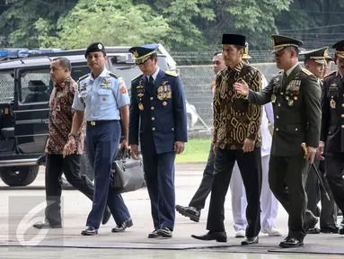 Presiden Joko Widodo (tengah) hadir dalam acara persemayaman di Hanggar Skadron Udara 17 Lanud Halim Perdanakusuma, Jakarta, (22/3). Helikopter TNI AD jenis Bell 412 EP dengan nomor HA 5171 jatuh pada minggu (20/3). (Liputan6.com/Faizal Fanani)