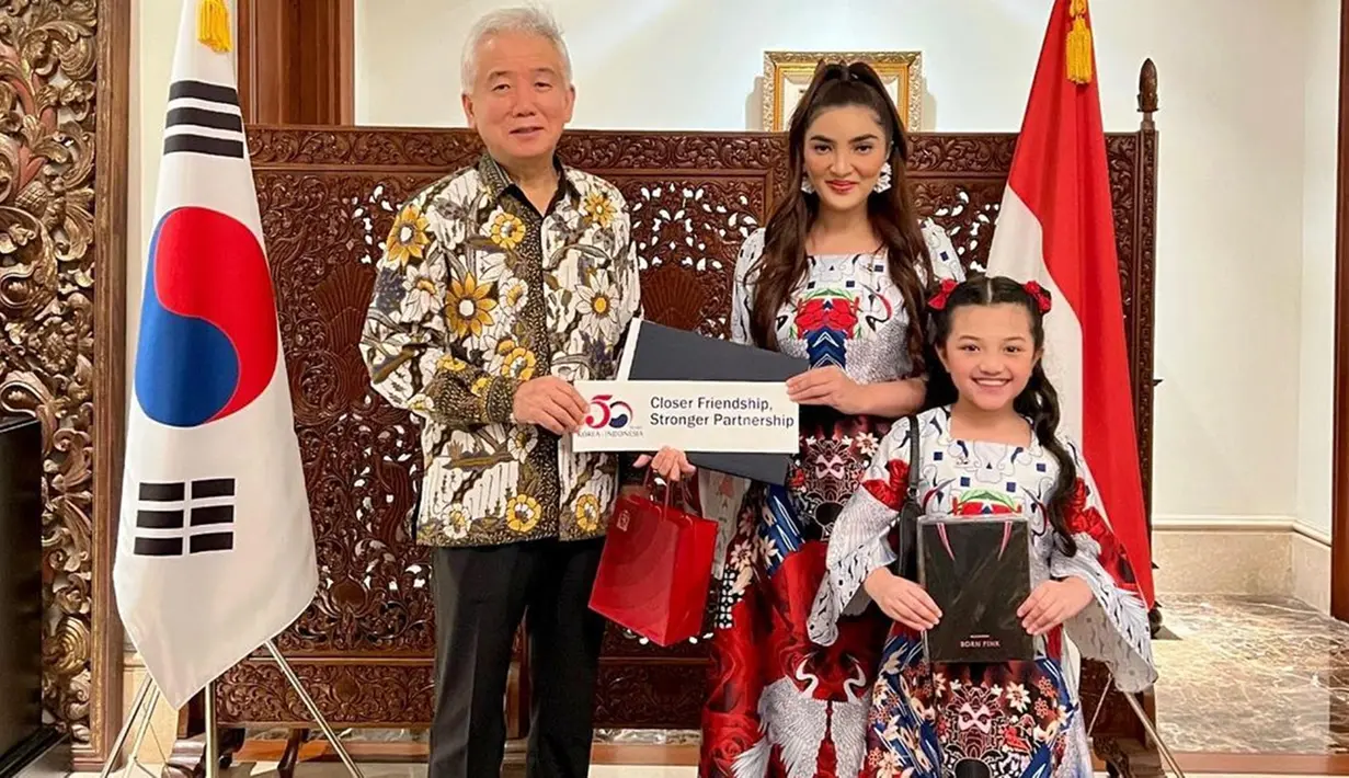 Kedatangan istri Anang Hermansyah itu disambut hangat oleh duta besar Korea.
Saat terpilih menjadi duta kehormatan, Ashanty mengajak seluruh keluarga untuk menemaninya. Ashanty tampak bahagia karena dipilih menjadi duta kehormatan. (Liputann6.com/IG/@ashanty_ash)