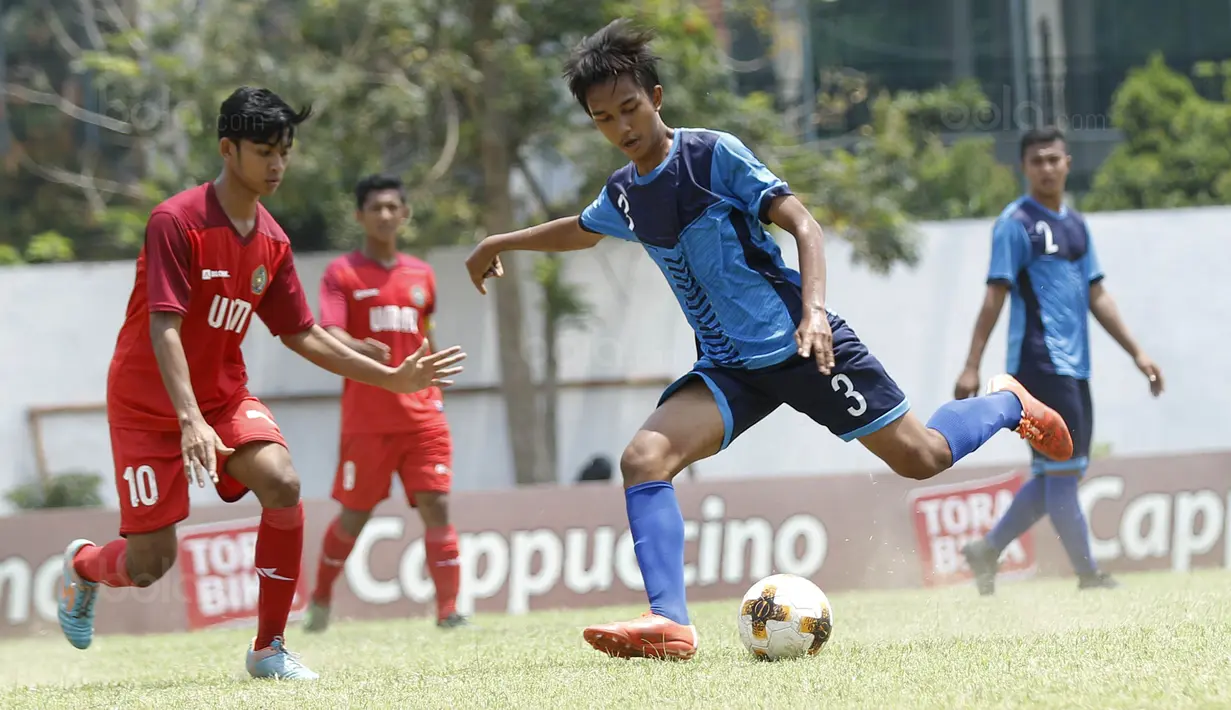 Pemain Unitomo Surabaya menggirng bola saat pertandingan melawan UMM Malang pada laga Torabika Campus Cup 2017 di Stadion Universitas Negeri Malang, Rabu, (01/11/2017). UMM menang adu penalti 4-3 atas Unitomo. (Bola.com/M Iqbal Ichsan)