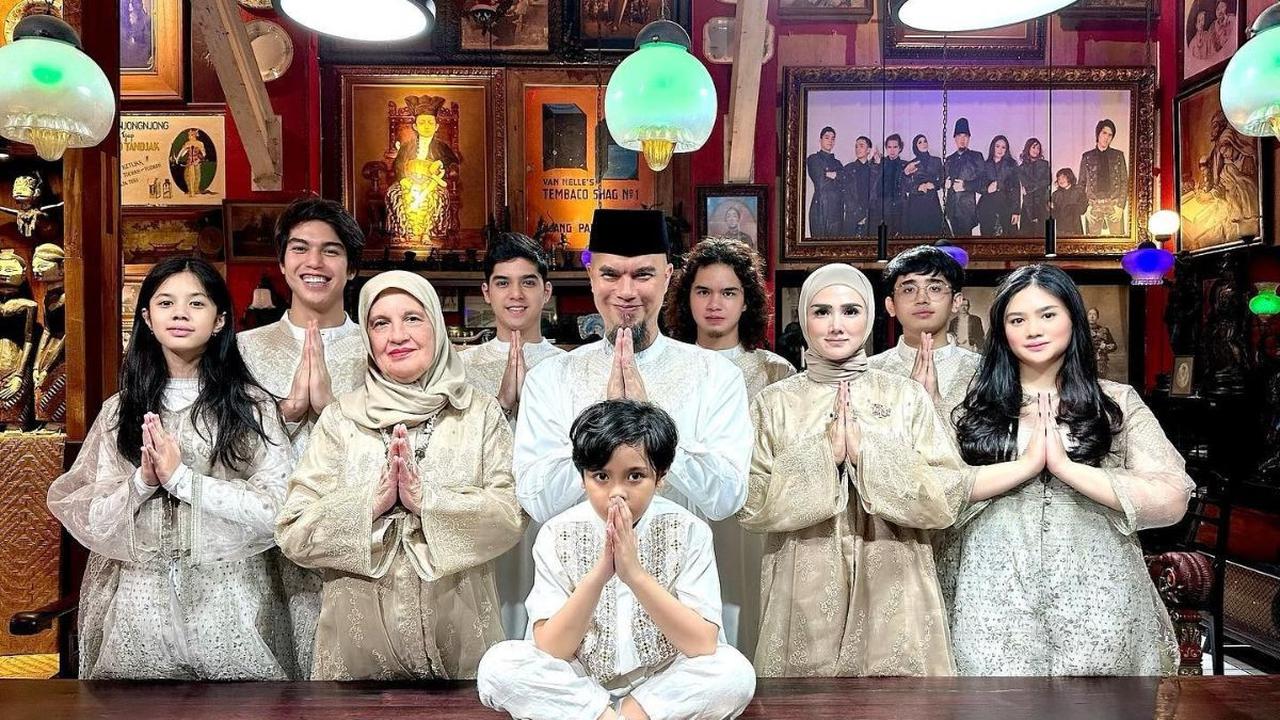 Kedekatan Ahmad Dhani dengan anak sambungnya, Tiara Savitri dan Rafly Aziz, tidak kalah erat.