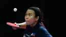 Atlet tenis meja putri Filipina, Sendrina Balatbat berusaha mengembalikan bola Ng Sock Khim dari Malaysia pada SEA Games 2017 di Kuala Lumpur, Malaysia, Jumat, (25/8). (AP Photo / Vincent Thian)