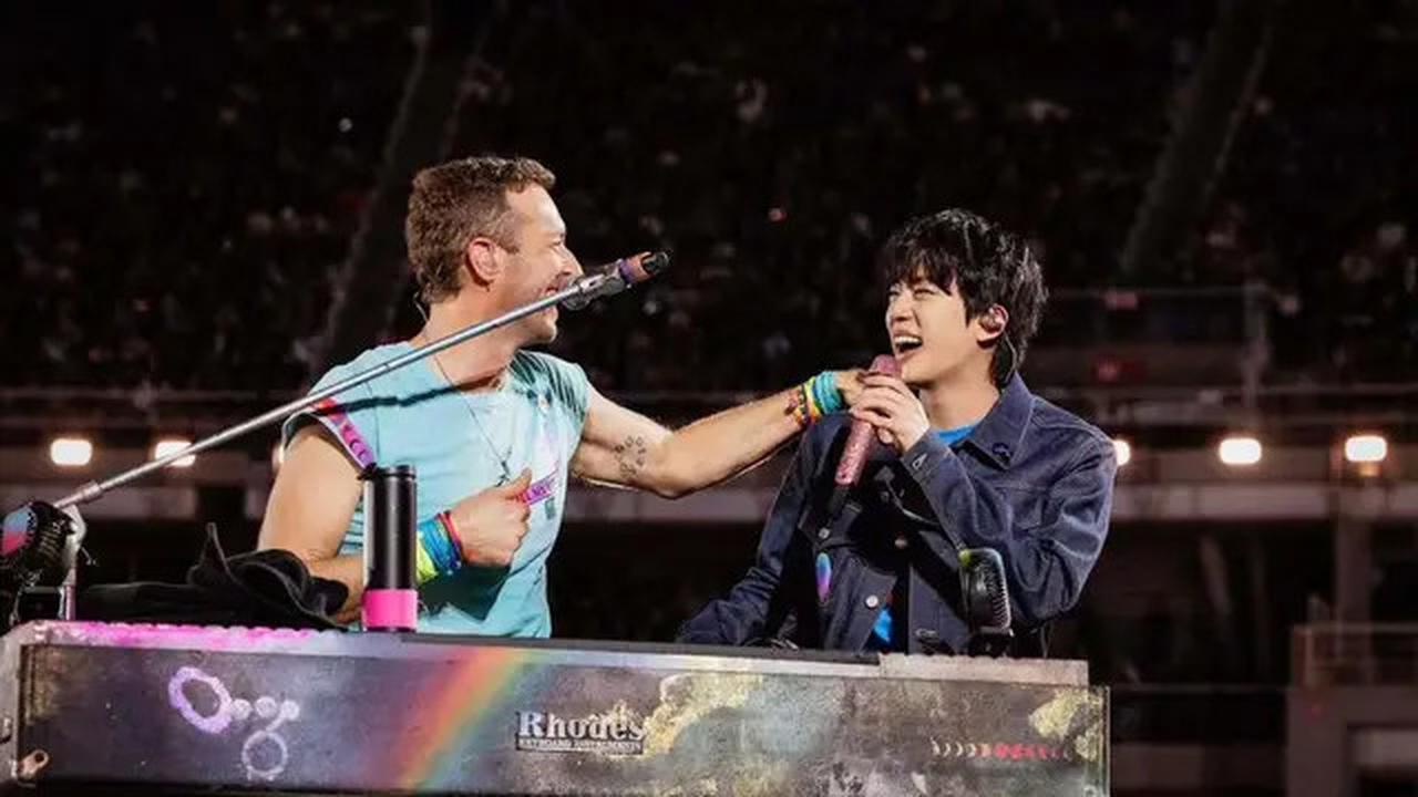 Potret Jin BTS Tampil ala Rocker dalam Balutan CELINE di Konser Coldplay Seoul, Bikin Penonton Heboh