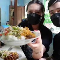 Jess No Limit ajak Sisca Kohl makan di warteg (Sumber: Youtube/Jess No Limit)