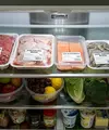 Bahan makanan yang sebaiknya tidak disimpan di rak paling atas kulkas. [AI Generated]