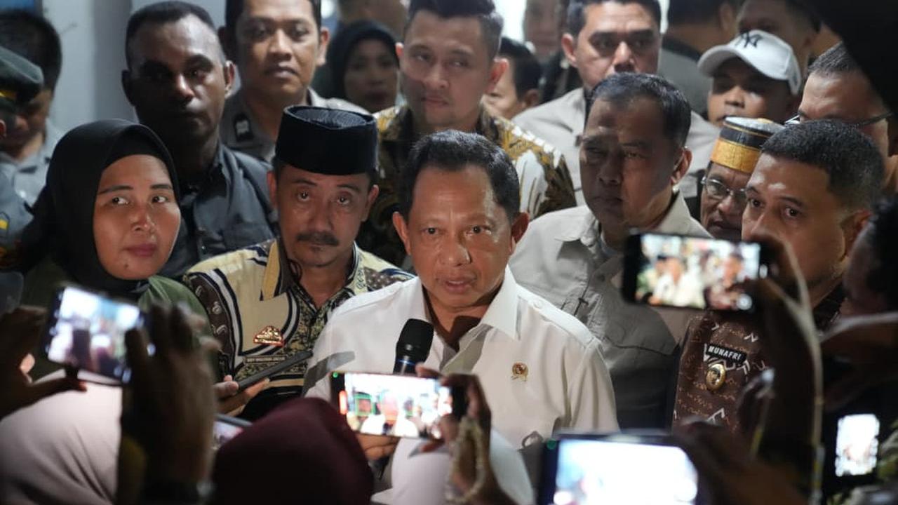 Malam-Malam, Mendagri Tito Ikut Ronda Bareng Warga di Makassar