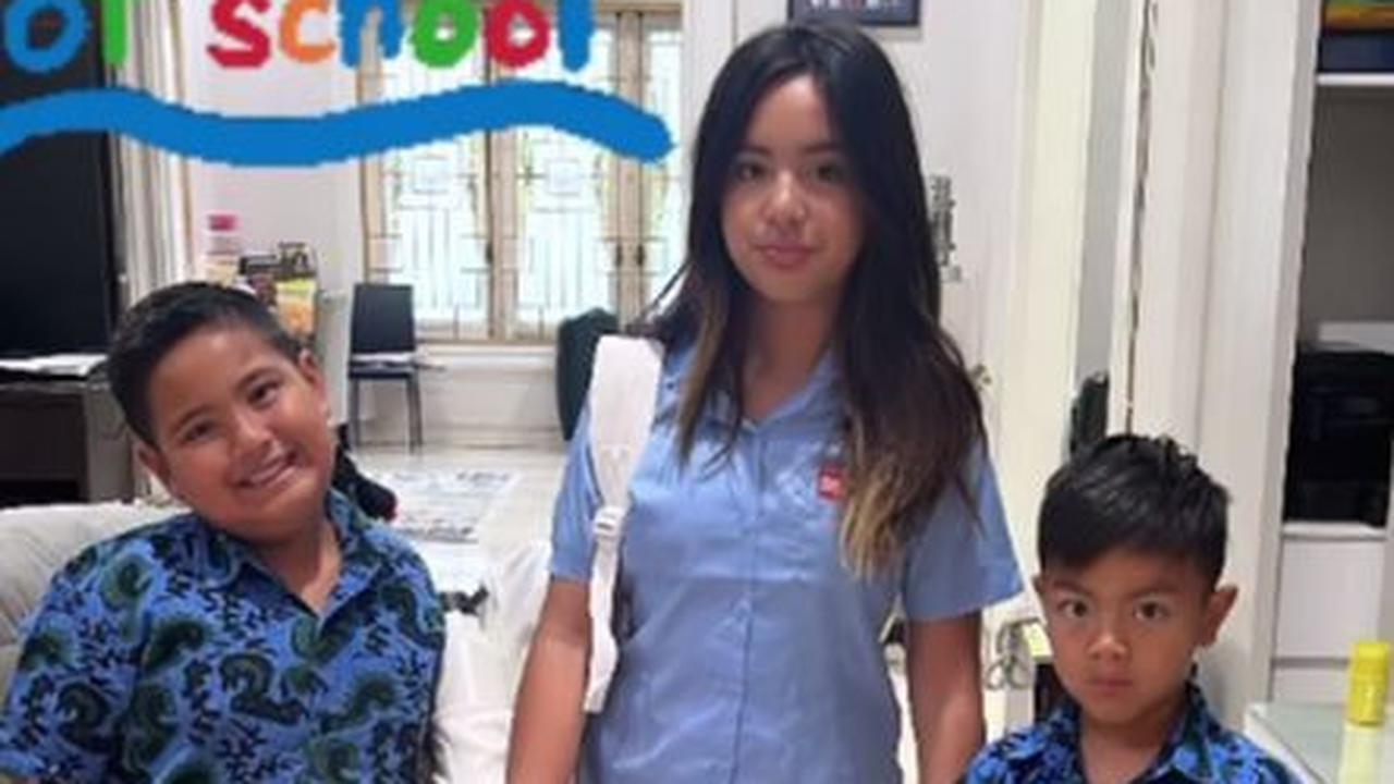 8 Pesona Mikhayla Bakrie, Putri Nia Ramadhani, Saat Pertama Kali Masuk SMP dengan Seragam Baru