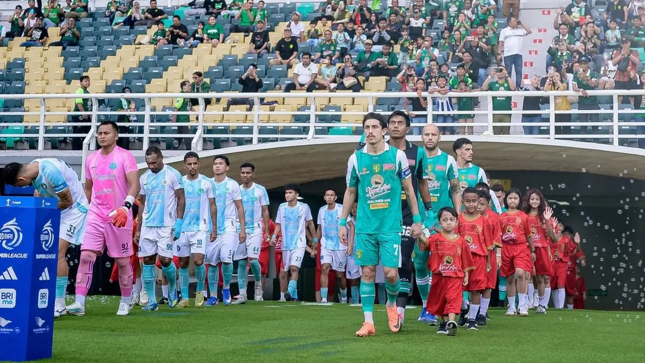 Persebaya Vs PSBS Biak di BRI Super League 2025/2026.