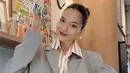 <p>Putri Marino mengangkat gaya kasual jadi makin istimewa dengan blazer. [Foto: Instagram/ Putri Marino]</p>