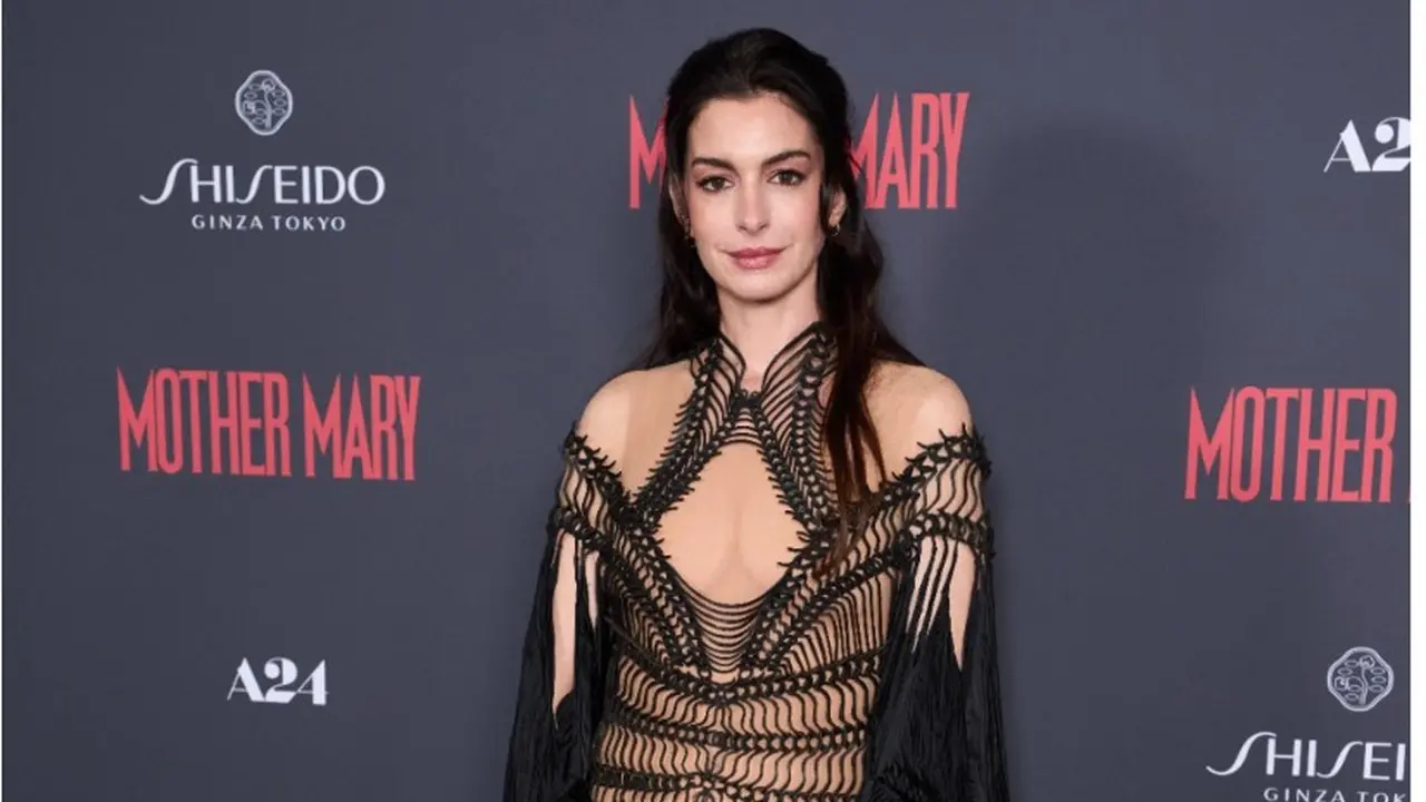 Anne Hathaway saat menghadiri pemutaran film terbarunya, Mother Mary di London, Inggris.