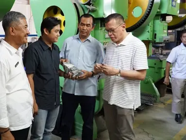 Ketua Pengurus Yayasan Dharma Bhakti Astra (YDBA) Henry C.Widjaja (kedua kanan) berbincang dengan pelaku industri komponen saat meninjau industri kecil dan menengah (IKM) logam di Desa Bengle, Tegal, Jawa Tengah, Rabu (10/10). (Liputan6.com/HO/Eko)