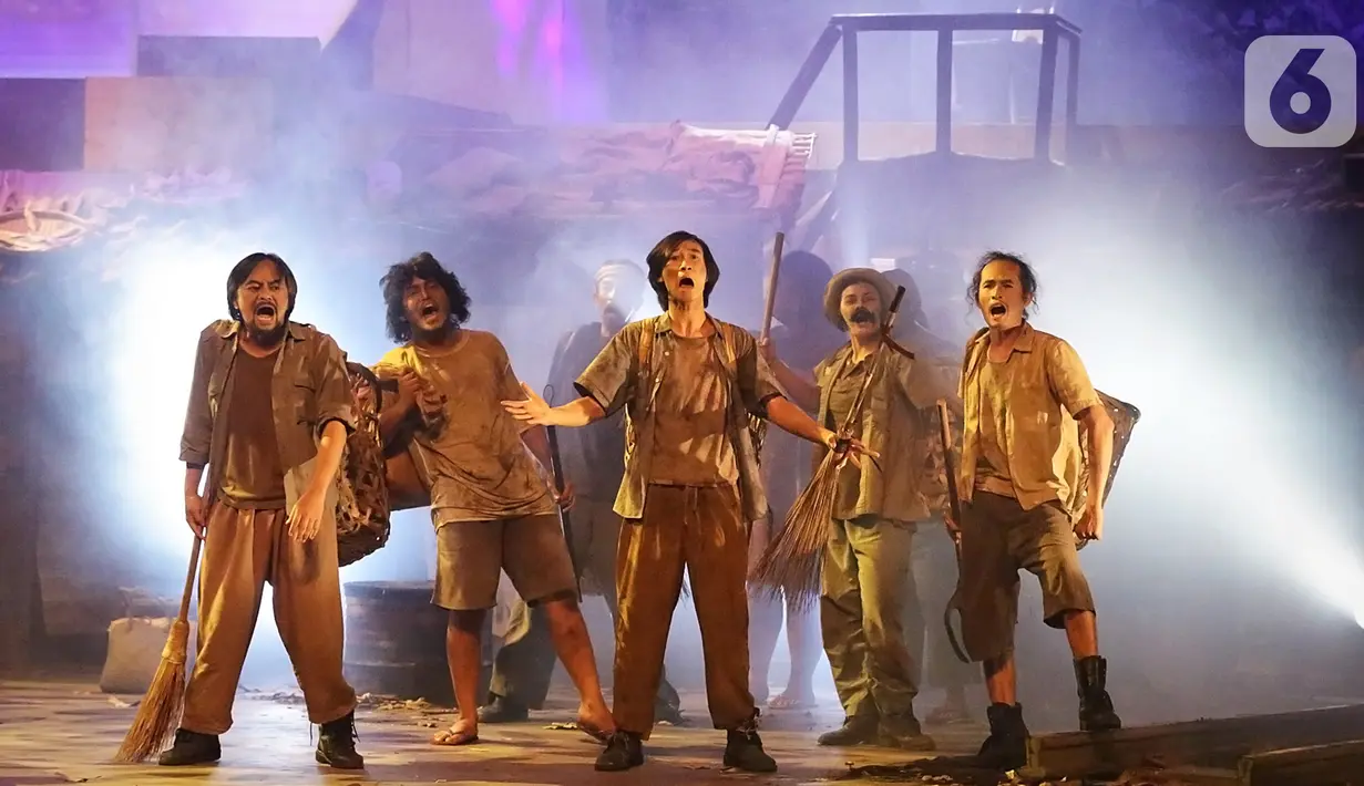 Pemain Teater Koma mementaskan lakon J J Sampah Kota di Graha Bhakti Budaya, Taman Ismail Marzuki, Jakarta, Kamis (7/11/2019). Produksi Teater Koma ke-159 yang ditulis oleh N Riantiarno ini menceritakan kehidupan di kolong jembatan dan akan dipentaskan hingga 17 November. (Fimela.com/Bambang E Ros)