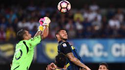 Kapten Inter Milan, Mauro Icardi, melakukan duel udara dengan kiper Chievo, Stefano Sorrentino. Meski kalah Inter lebih menguasai jalannya laga dengan penguasaan bola 60 persen. (AFP/Giuseppe Cacace)