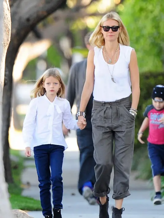 Gwyneth Paltrow dan Apple Martin. (via brightside.me)