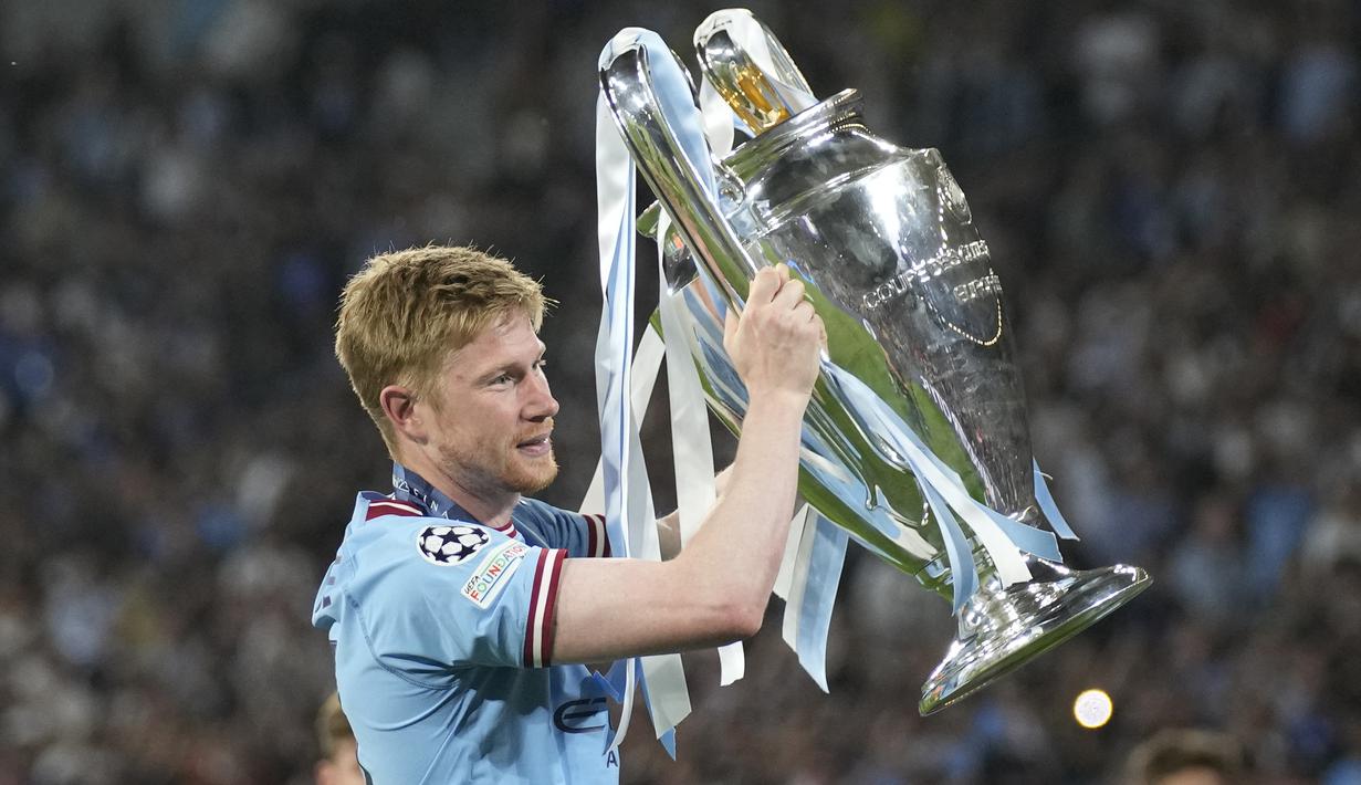 Sepanjang sejarah Liga Champions yang dimulai pada musim 1992/1993, tercatat baru ada 5 pemain asal Belgia yang mampu meraih trofi Liga Champions sebagai trofi prestisius kompetisi sepak bola kasta tertinggi Benua Biru bersama klub yang dibelanya. Siapa saja? Berikut daftar lengkapnya. (AP Photo/Emrah Gurel)