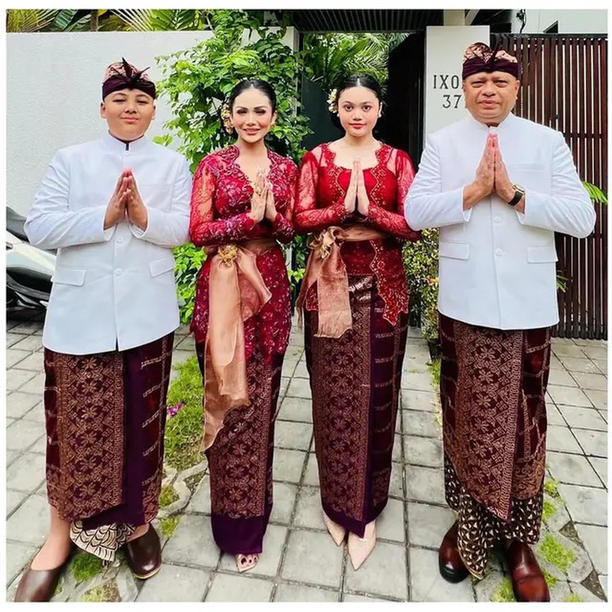 6 Potret Keluarga Hermansyah di Nikahan Kakak Sarah Menzel, Kompak Berbusana Adat Bali
