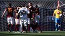 Para Pemain AS Roma merayakan gol Radja Nainggolan saat melawan Napoli pada lanjutan Serie A Italia di Stadion Olympico, Roma, Senin (25/4/2016) WIB.  (AFP/Filippo Monteforte)