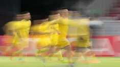 Para pemain Song Lam Nghe An FC melakukan sesi pemanasa saat latihan jelang Piala AFC 2018 di Stadion Utama GBK, Senayan, Jakarta, (13/3/2018). Song Lam Nghe An FC akan melawan Persija di Grup H. (Bola.com/Nick Hanoatubun)