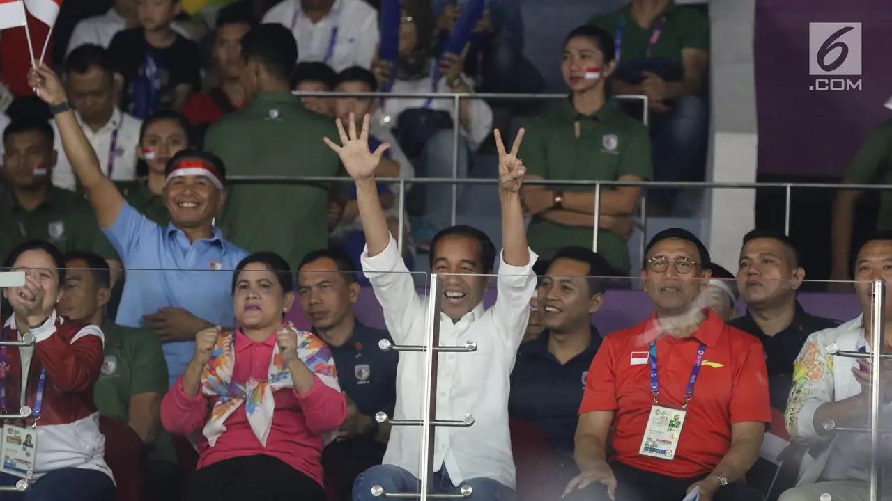 Bersama Ribuan Suporter, Presiden Jokowi Dukung Tim Bulutangkis Indonesia