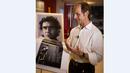 Joseph Leberer, mantan fisioterapis tim F1 Mclaren membuka buku tentang Ayrton Senna di Institut Ayrton Senna di Sao Paulo, Brasil. (AFP/Alexandre Schneider)