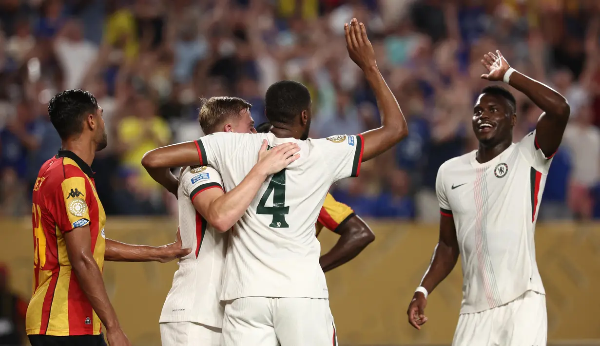 Chelsea langsung mendominasi laga sejak menit awal. Di menit 45+3, tandukan Tosin Adarabioyo sukses membawa Chelsea unggul. (FRANCK FIFE/AFP)