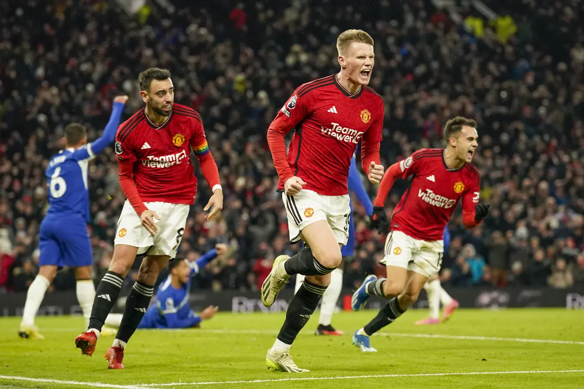 Selebrasi pemain MU Scott McTominay saat menjebol gawang Chelsea