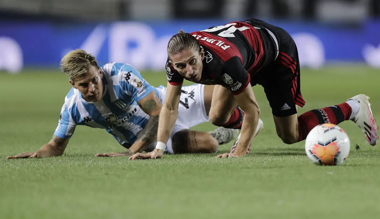 Filipe Luis (kanan). Bek kiri Brasil berusia 37 tahun yang merupakan produk Akademi Figueirense FC ini sejak awal musim 2019/2020 memilih pulang kampung ke Brasil untuk membela Flamengo usai meninggalkan Atletico Madrid dengan status bebas transfer. Selain Atletico Madrid, ia juga sempat memperkuat beberapa klub elite Eropa lainnya, Seperti Ajax Amsterdam dan Chelsea. Bersama Flamengo, hingga kini ia telah tampil dalam 138 laga di semua ajang dengan torehan 4 gol dan 5 assist. (AFP/Pool/Juan Ignacio Roncoroni)