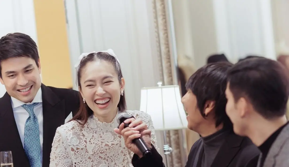 Ada haru, ada hura. Tawa pun kembali diabadikan dalam pesta yang dihadiri keluarga dan karibnya. Nong Poy tertawa lepas dan terlihat sangat menikmati pestanya.  [@jakawin_photography]