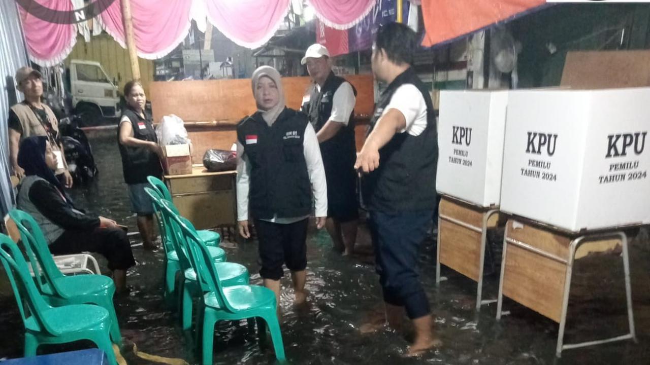 Isnawa menyebut sejumlah TPS yang terdampak banjir didominasi di kawasan Jakarta Barat. Beberapa TPS akhirnya dipindah ke lokasi lain.&nbsp;