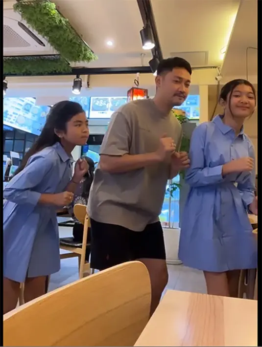 Tidak hanya membagikan beberapa potret mesra bersama sang istri, pria berusia  36 tahun itu juga membagikan momen hangat bersama dua anak sambungnya. "Di ajak main ginian yaaa mau gak mau kerahkan seluruh kemampuan," tulis Angga dalam video singkatnya joged bareng anak-anak. [Instagram/anggawijaya88]