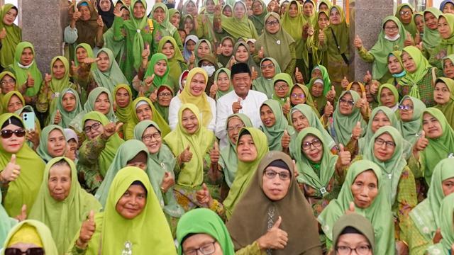 Muslimat Nahdlatul Ulama atau Muslimat NU Majalengka mendukung Bakal Calon Bupati (Bakal Cabup) Majalengka Eman Suherman di Pemilihan Kepala Daerah 2024 (Pilkada 2024).