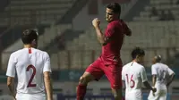 Striker Timnas Indonesia, Beto Goncalves, merayakan gol yang dicetaknya ke gawang Hongkong pada laga persahabatan di Stadion Wibawa Mukti, Jakarta, Selasa (16/10). Kedua negara bermain imbang 1-1. (Bola.com/Vitalis Yogi Trisna)