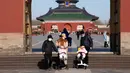 Pengunjung memakai masker saat mengunjungi Temple of Heaven di Beijing, China, Kamis (8/12/2022). Aturan yang telah memukul negara dengan ekonomi terbesar kedua di dunia itu dan memicu protes yang jarang terjadi terhadap Partai Komunis yang berkuasa. (AP Photo/Ng Han Guan)