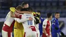 Para pemain Slavia Praha merayakan kemenangan 2-0 atas Leicester City usai berakhirnya laga leg kedua babak 32 Besar Liga Europa 2020/21 di King Power Stadium, Kamis (25/2/2021). Slavia Praha lolos ke babak 16 Besar menyingkirkan Leicester City. (AP/Rui Vieira)