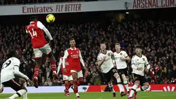 Eddie Nketiah dari Arsenal, (kedua kiri) menyundul bola saat mencetak gol pembuka timnya ke gawang Manchester United pada pertandingan lanjutan Liga Inggris di stadion Emirates di London, Minggu (22/1/2023). Tambahan tiga poin mendongkrak poin Arsenal menjadi 50 di peringkat pertama klasemen. (AP Photo/Ian Walton)