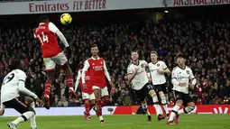 Eddie Nketiah dari Arsenal, (kedua kiri) menyundul bola saat mencetak gol pembuka timnya ke gawang Manchester United pada pertandingan lanjutan Liga Inggris di stadion Emirates di London, Minggu (22/1/2023). Tambahan tiga poin mendongkrak poin Arsenal menjadi 50 di peringkat pertama klasemen. (AP Photo/Ian Walton)