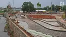 Pekerja sedang menyelesaikan area riverside  di Proyek pembangunan alun-alun kota Depok, Jawa Barat, Rabu (9/19). Proyek pembangunan alun-alun kota Depok Tahap di targetkan selesai pada akhir januari 2019 ini. (Liputan6.com/Herman Zakharia)