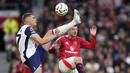 Laga ini awalnya berlangsung sangat menarik dan seru. Kedua tim sama-sama bermain menyerang dan menghasilkan banyak peluang. Namun MU harus bermain dengan 10 pemain karena Bruno Fernandes kena kartu merah. (AP Photo/Dave Thompson)