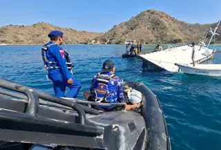 Kapal pinisi bernama Yukai yang membawa wisatawan asing tenggelam di perairan Pulau Seture, Labuan Bajo, Kabupaten Manggarai Barat, NTT, Minggu (27/9/2026). (Liputan6.com/Ola Keda)